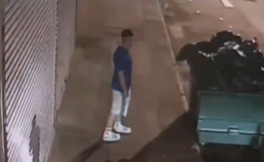天后一名少年先點火燃燒大型垃圾桶內的垃圾,及在商場內點火燒擺放在走廊的垃圾,清潔工人及保安員及時發現,用滅火筒撲熄火種。(Threads)