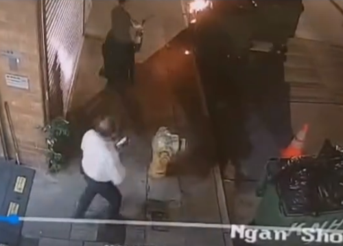 天后一名少年先點火燃燒大型垃圾桶內的垃圾,及在商場內點火燒擺放在走廊的垃圾,清潔工人及保安員及時發現,用滅火筒撲熄火種。(Threads)