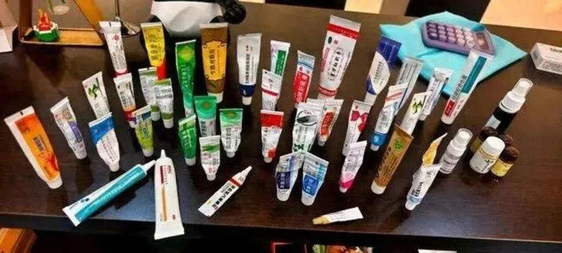 吳女士兩個月內用過的各種暗瘡藥膏