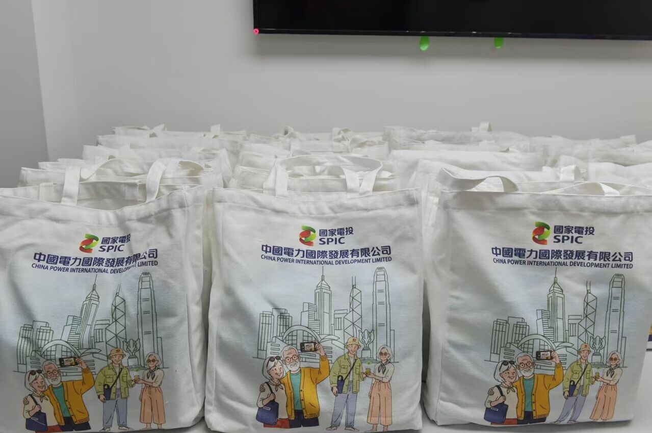 中國電力向長者派發100個福袋,內附香米及養生湯包等健康食物,為長者送上滿滿祝福