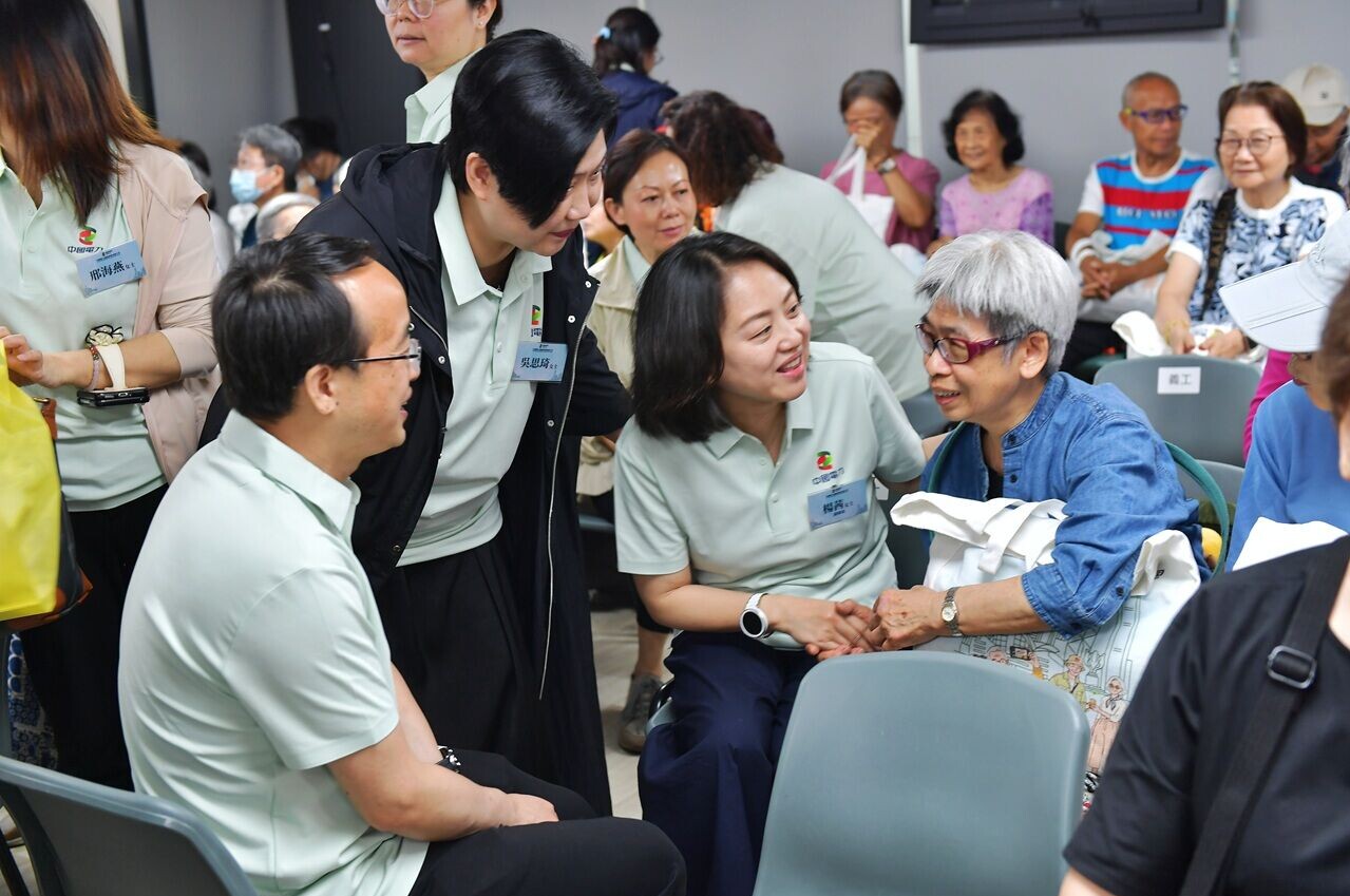 中國電力副總裁林杰先生和中國電力副總裁楊茜女士與長者傾談,以實際行動關懷長者健康