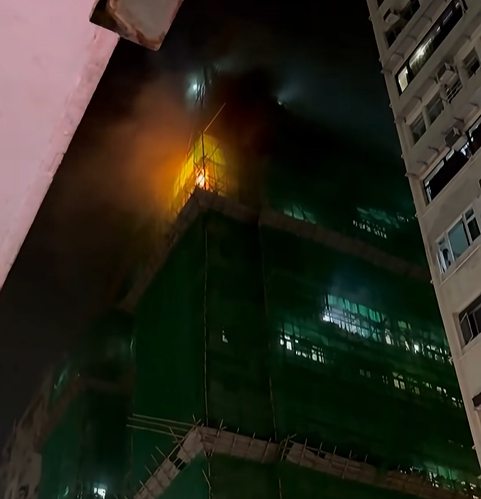 渡船街文苑樓一高層單位起火,冒出陣陣濃煙。(網上影片截圖)