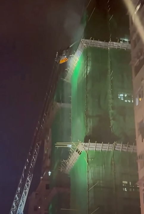 渡船街文苑樓一高層單位起火,冒出陣陣濃煙。(網上影片截圖)