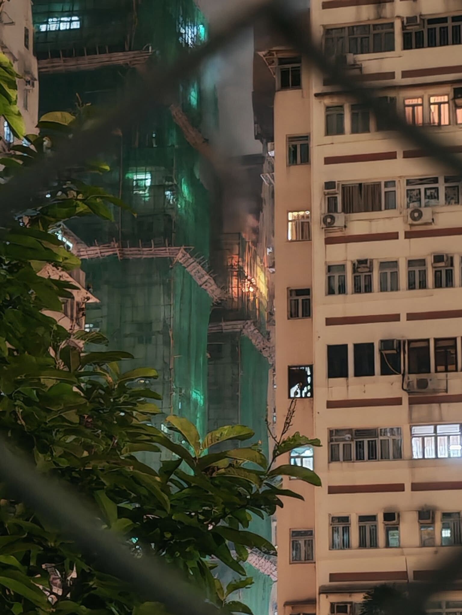 渡船街文苑樓一高層單位起火,冒出陣陣濃煙。(網上影片截圖)