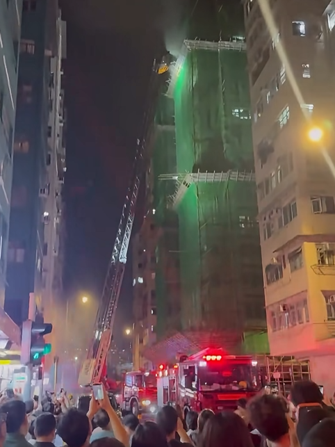 渡船街文苑樓一高層單位起火,冒出陣陣濃煙。(網上影片截圖)