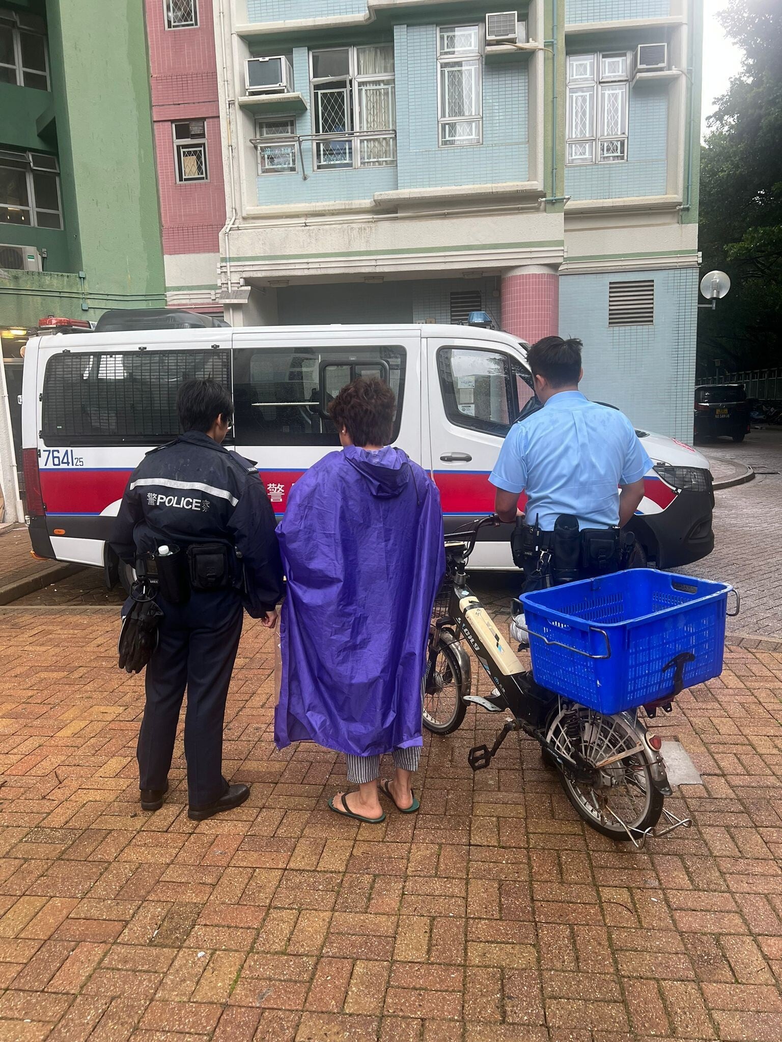 警大嶼山打擊電動可移動工具行動,拘4男女拘4車。(警方圖片)