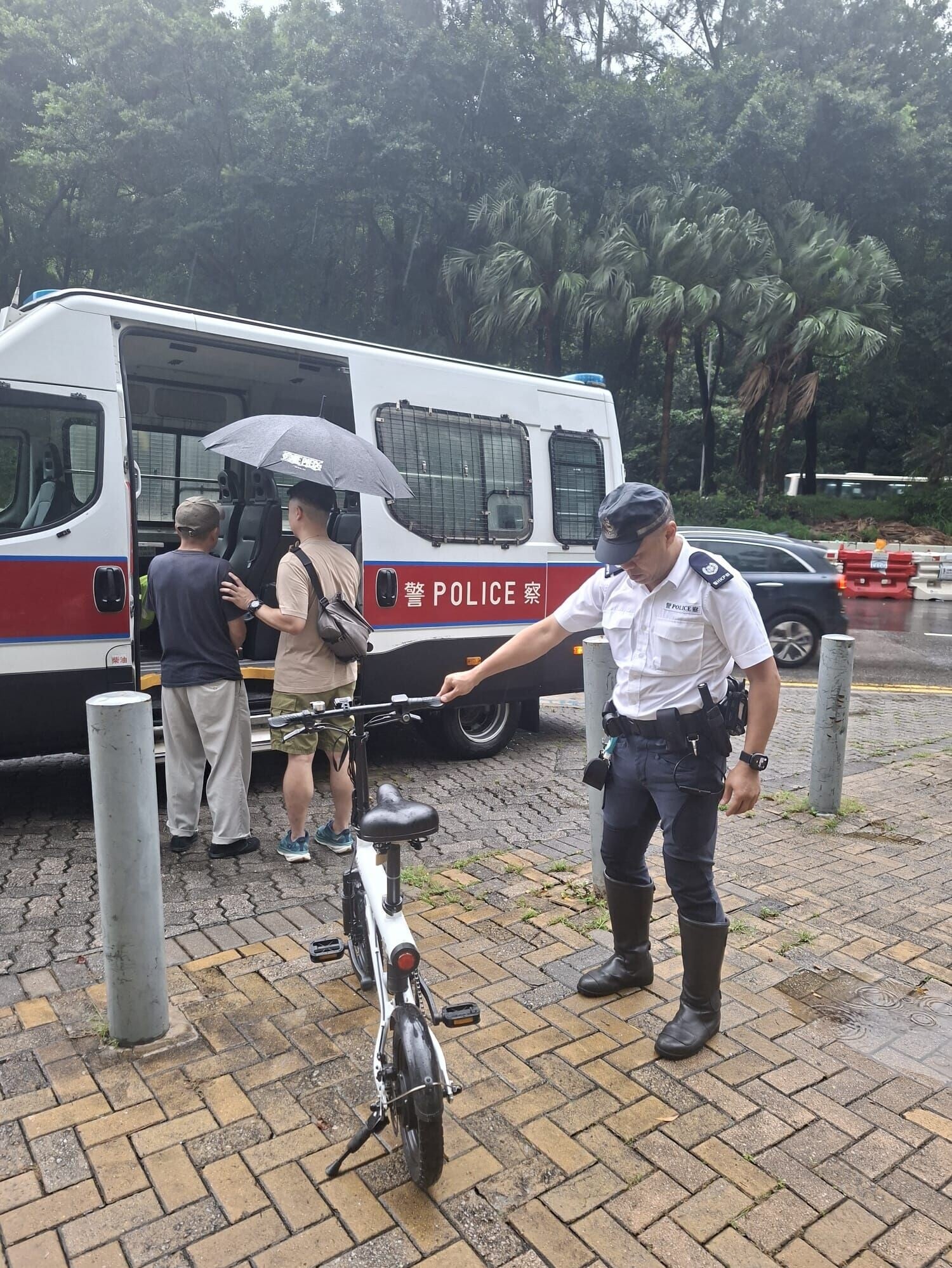 警大嶼山打擊電動可移動工具行動,拘4男女拘4車。(警方圖片)