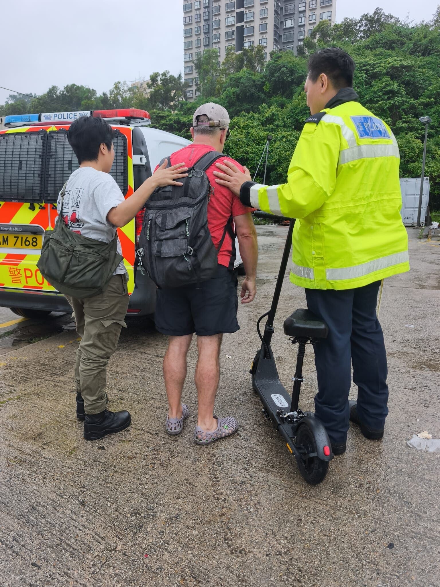 警大嶼山打擊電動可移動工具行動,拘4男女拘4車。(警方圖片)