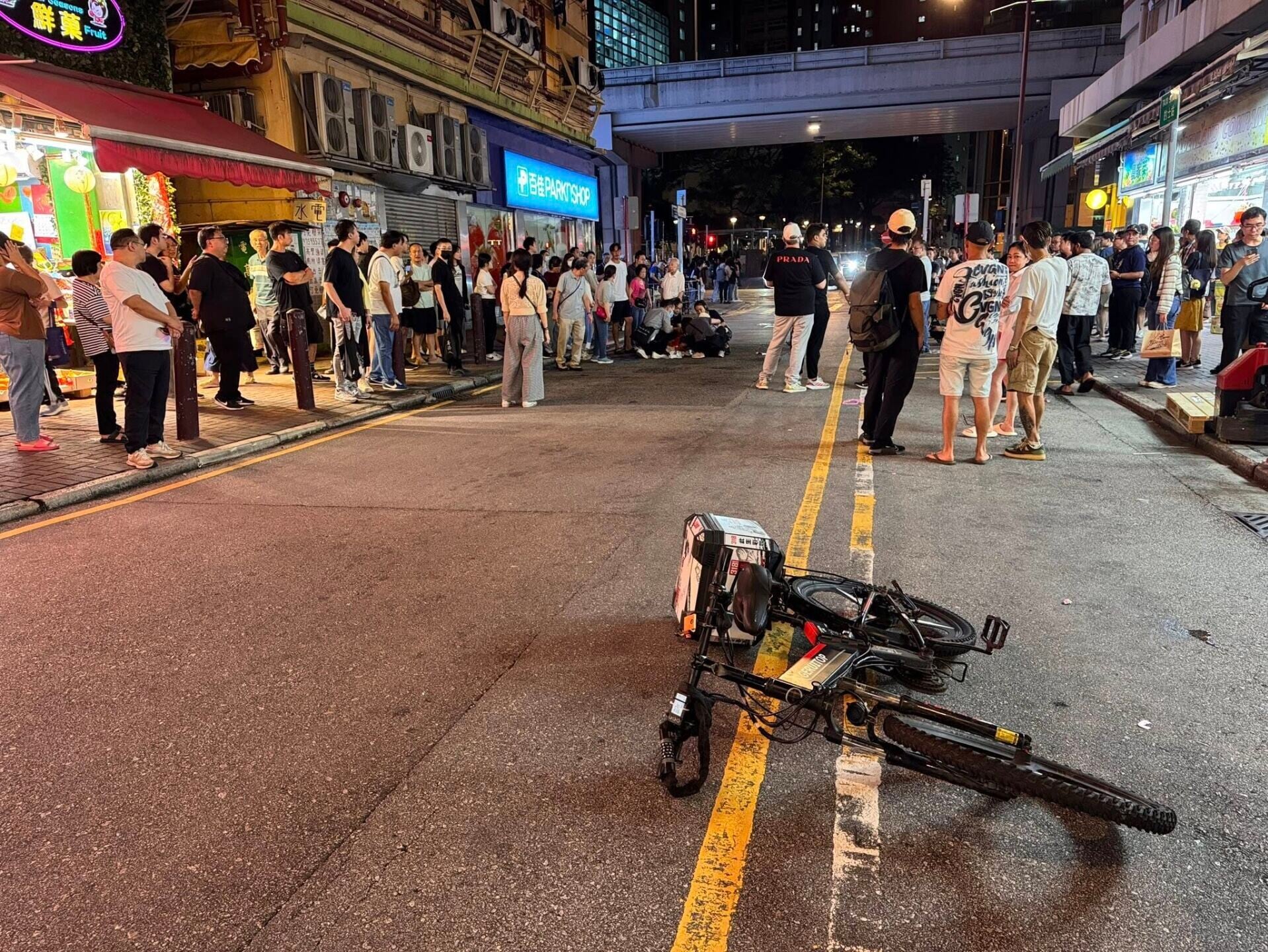 大角咀電動單車撞跌八旬婦,南亞裔騎手逃走被途人制止(大角咀人和事FB)