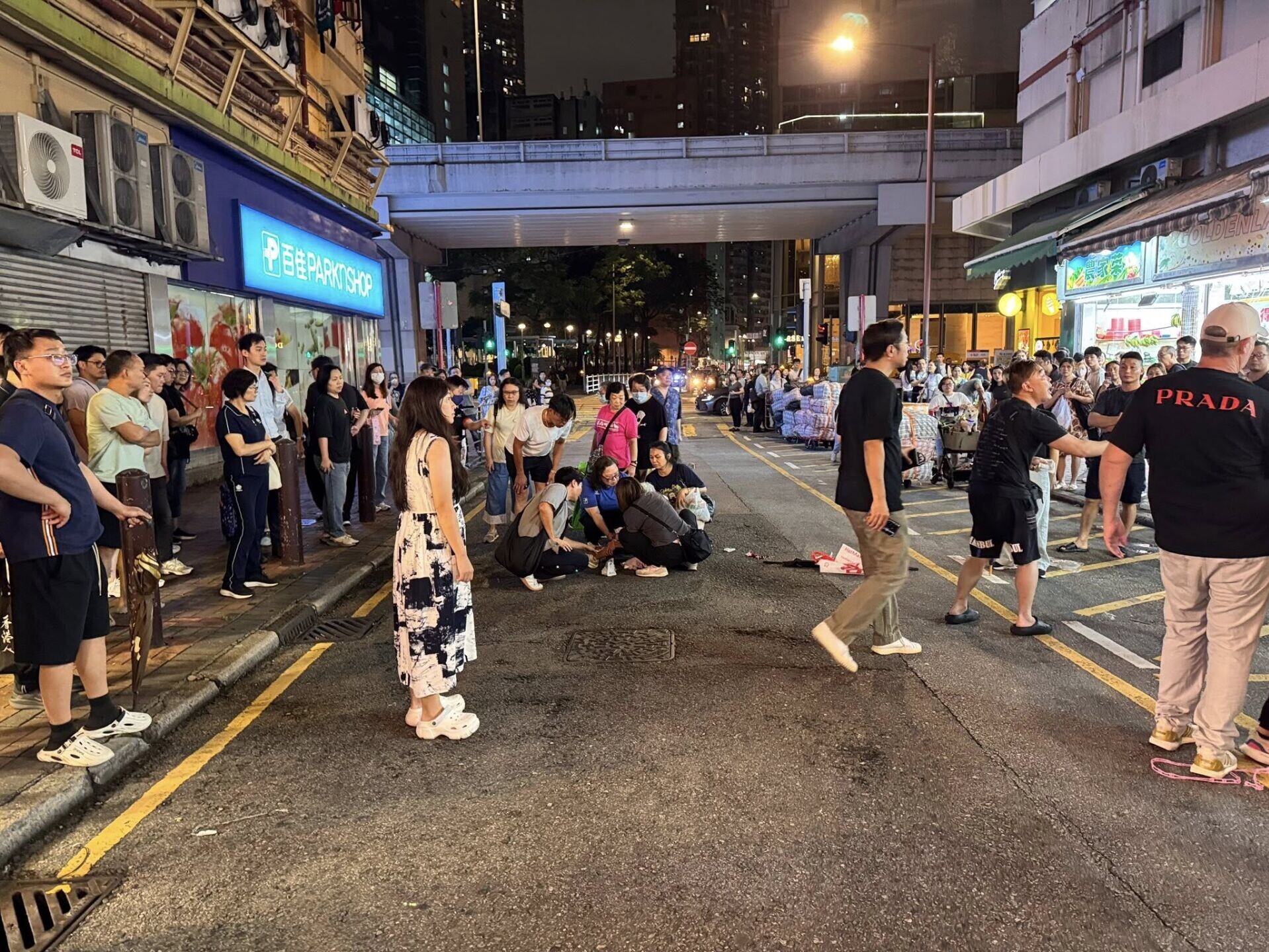 大角咀電動單車撞跌八旬婦,南亞裔騎手逃走被途人制止(大角咀人和事FB)