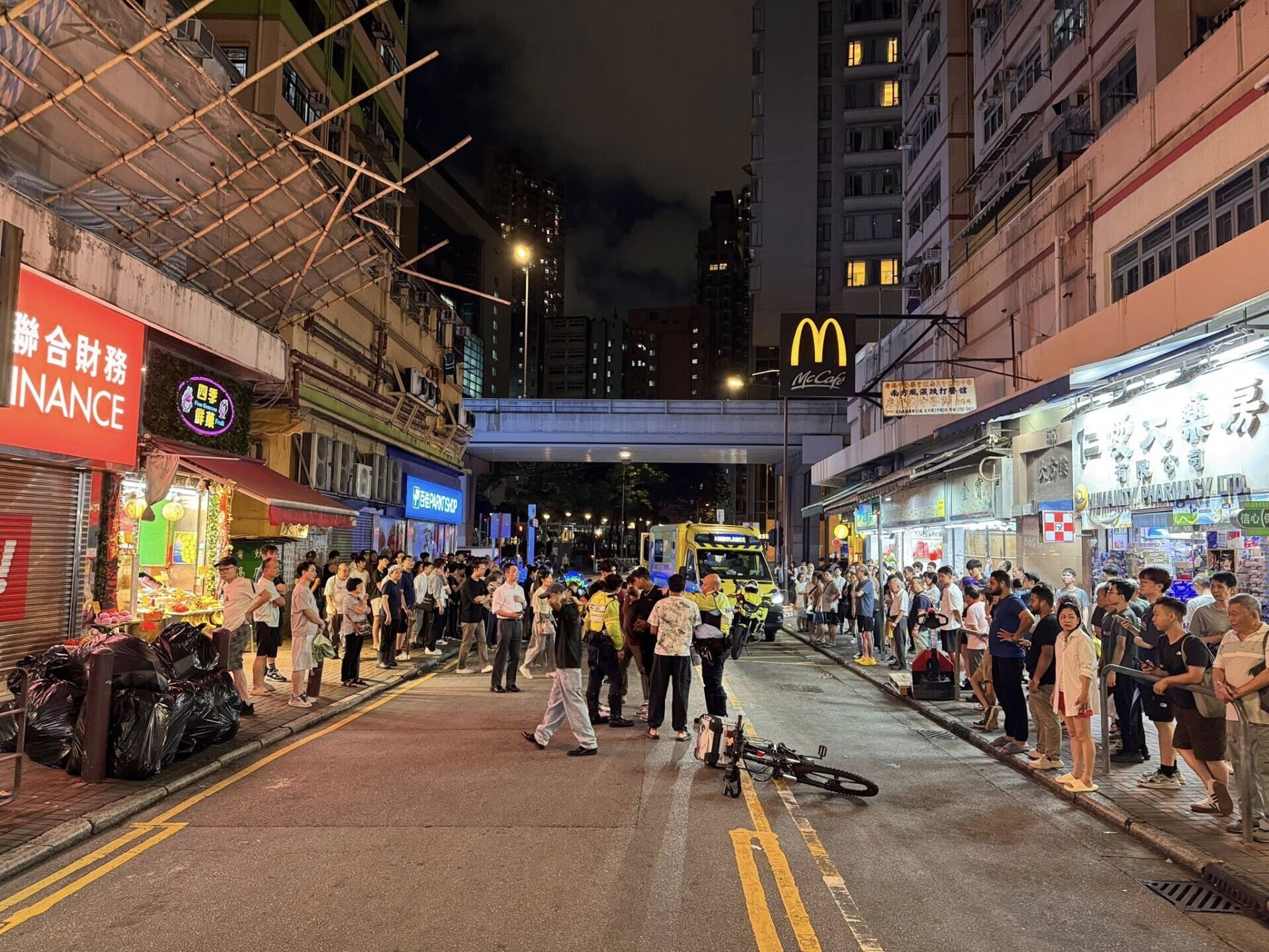 大角咀電動單車撞跌八旬婦,南亞裔騎手逃走被途人制止(大角咀人和事FB)