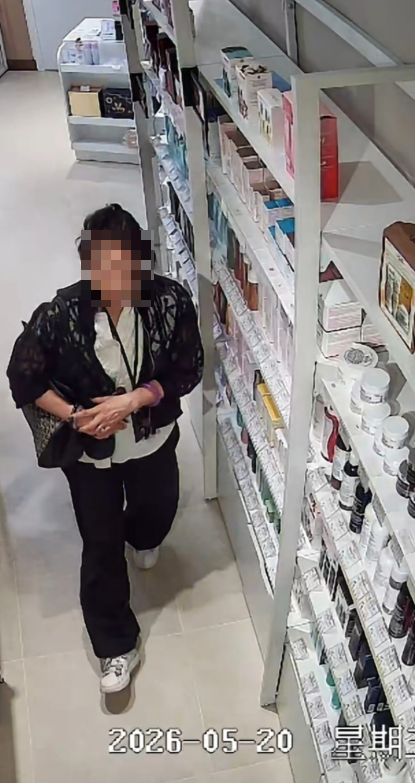 一名女子在荃灣一間商場的美妝店偷走兩支香水(Threads影片截圖)