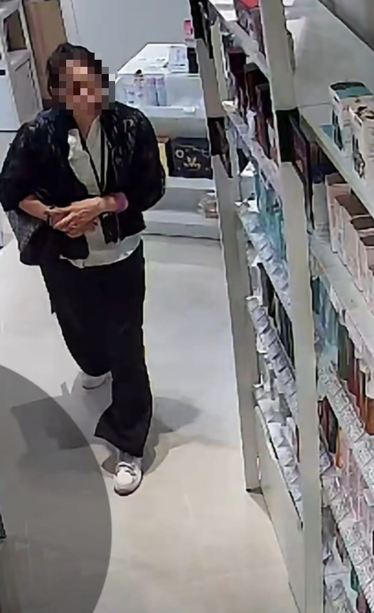 一名女子在荃灣一間商場的美妝店偷走兩支香水(Threads影片截圖)
