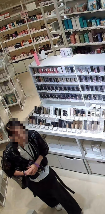 一名女子在荃灣一間商場的美妝店偷走兩支香水(Threads影片截圖)