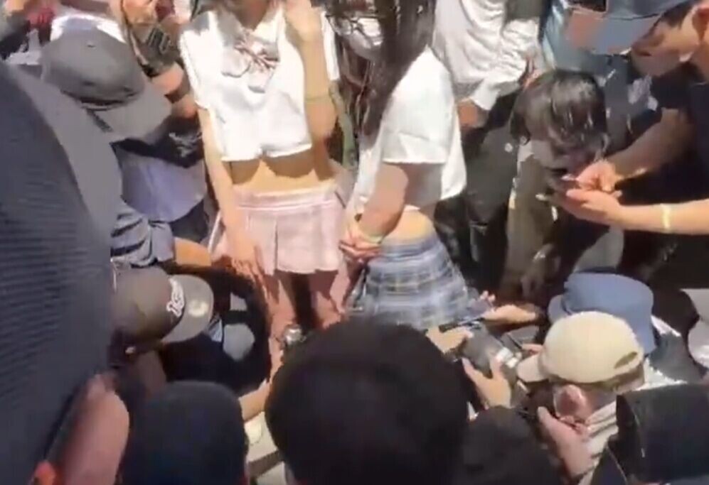 拍攝者用拍攝器材對準兩女Coser裙底特寫,還要轉換角度拍攝,那種肆無忌憚、明目張膽的行為令人不堪入目。(X)