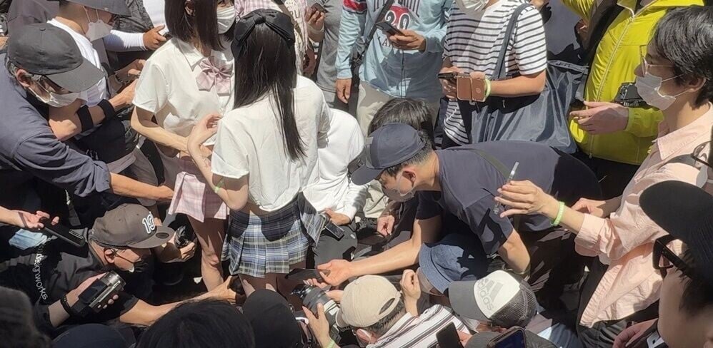拍攝者用拍攝器材對準兩女Coser裙底特寫,還要轉換角度拍攝,那種肆無忌憚、明目張膽的行為令人不堪入目。(X)