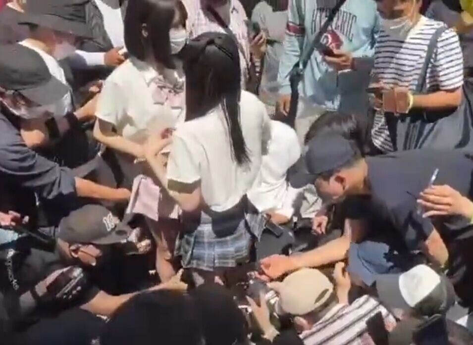 拍攝者用拍攝器材對準兩女Coser裙底特寫,還要轉換角度拍攝,那種肆無忌憚、明目張膽的行為令人不堪入目。(X)