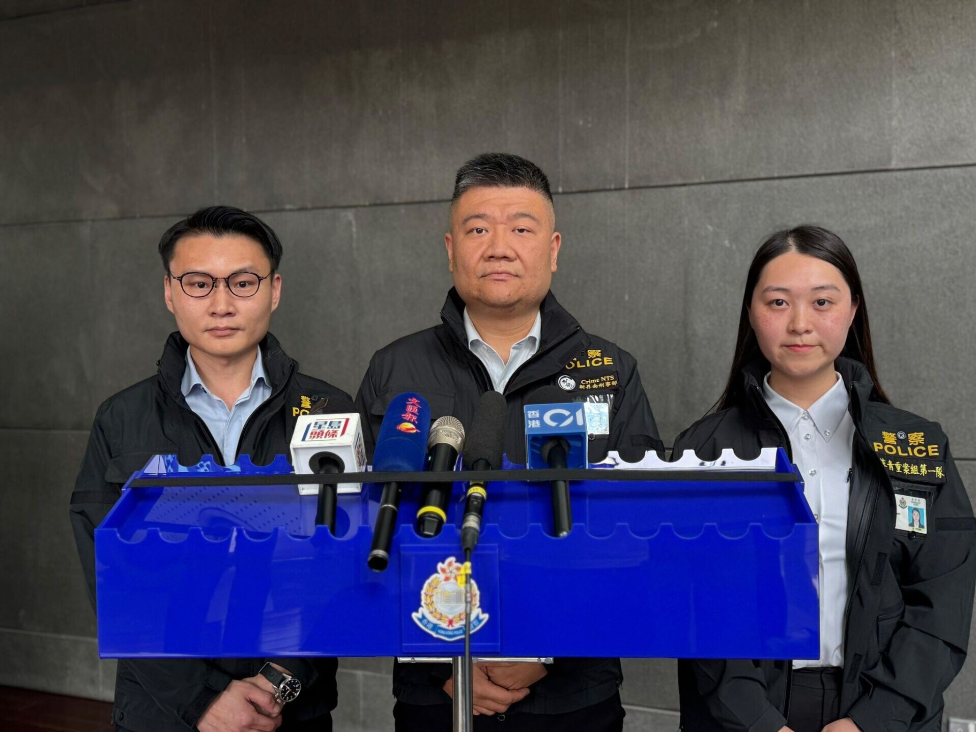 新界南總區刑事部警司李木易、荃灣警區重案組高級督察張文迪及葵青警區重案組督察伍穎欣。