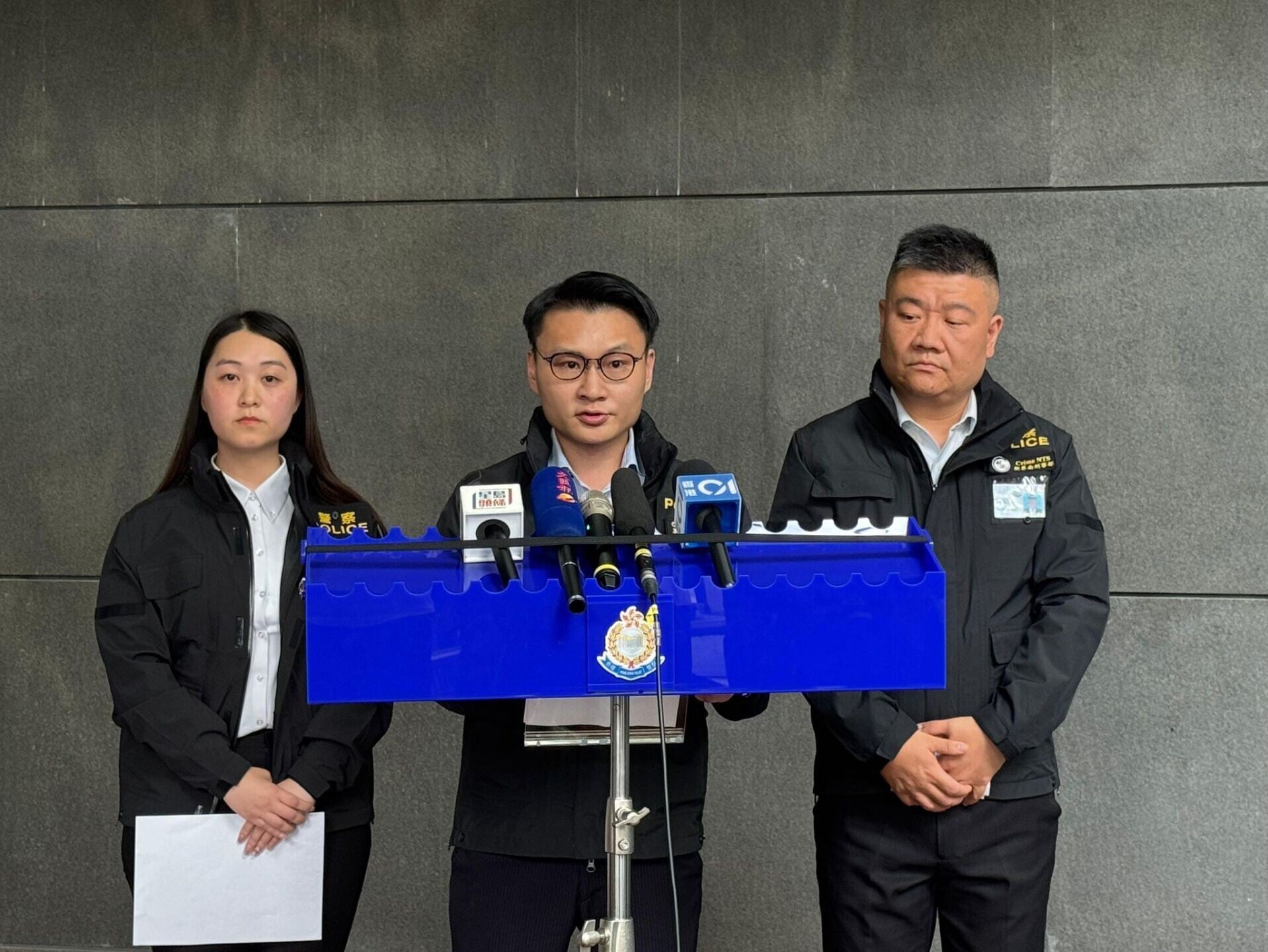 新界南總區刑事部警司李木易、荃灣警區重案組高級督察張文迪及葵青警區重案組督察伍穎欣。