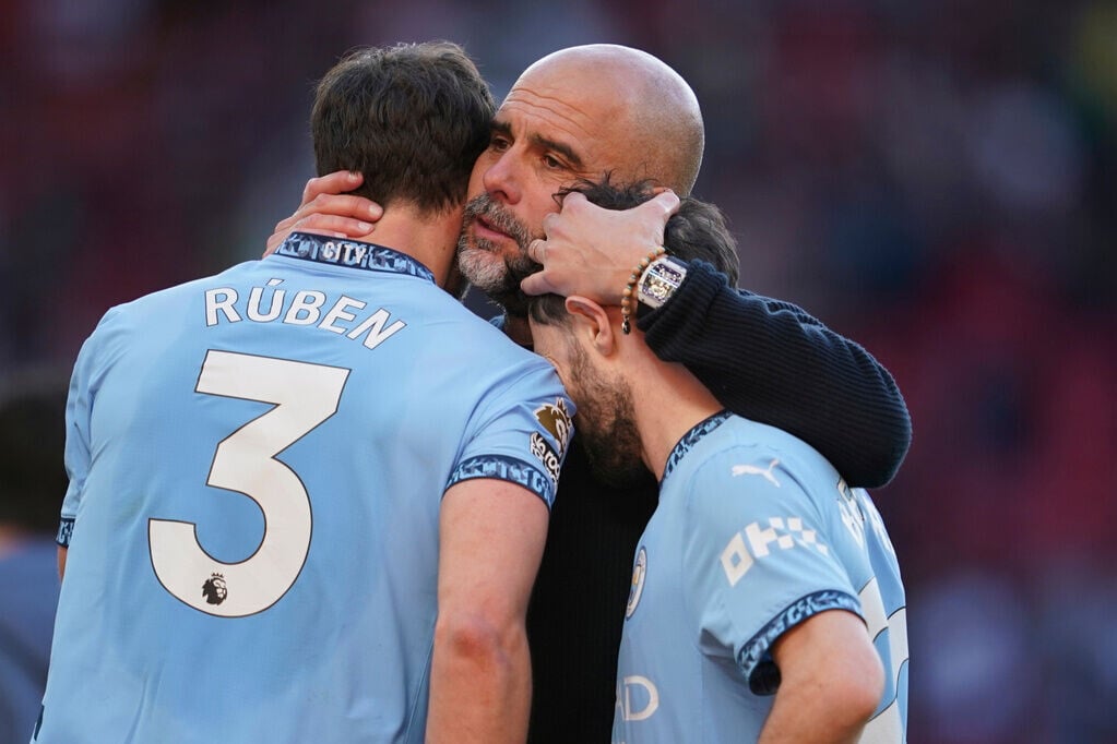 哥迪奧拿2025年與貝拿度施華(Bernardo Silva)及魯賓戴亞斯(Ruben Dias)相擁。(美聯社資料圖片)