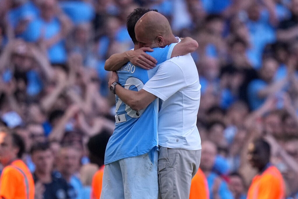曼城主帥哥迪奧拿(Pep Guardiola)與貝拿度施華(Bernardo Silva)一個擁抱勝過千言萬語。(美聯社)