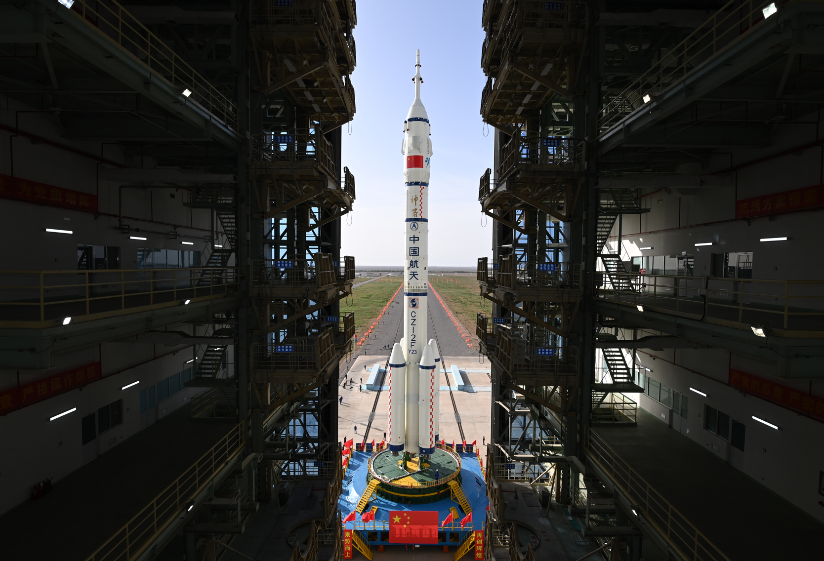 神舟二十三號船箭組合體已轉運至甘肅酒泉衛星發射中心發射區,計劃近日擇機實施發射(新華社)