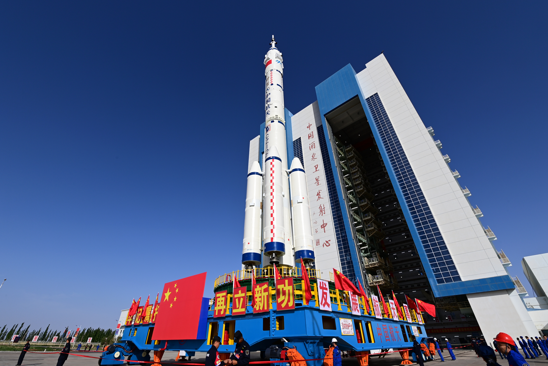 神舟二十三號船箭組合體已轉運至甘肅酒泉衛星發射中心發射區,計劃近日擇機實施發射(新華社)