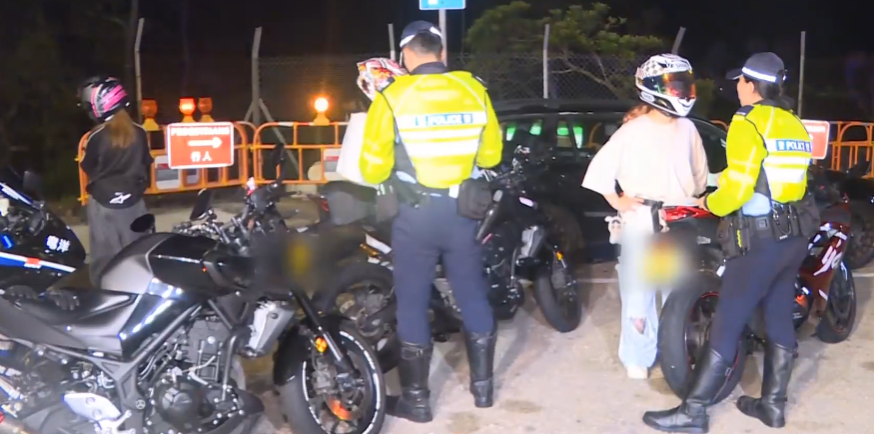 警員接報後在石澳道一帶展開反非法賽車行動,截獲14輛電單車,當中4輛掛上「P牌」,涉及9男5女司機。(有線新聞畫面)
