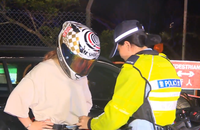 警員接報後在石澳道一帶展開反非法賽車行動,截獲14輛電單車,當中4輛掛上「P牌」,涉及9男5女司機。(有線新聞畫面)