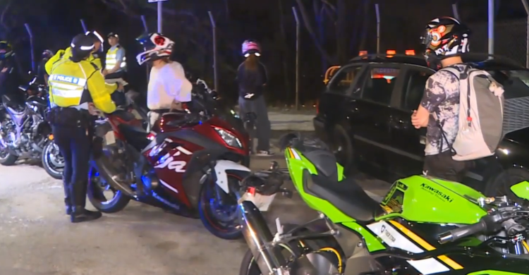 警員接報後在石澳道一帶展開反非法賽車行動,截獲14輛電單車,當中4輛掛上「P牌」,涉及9男5女司機。(有線新聞畫面)