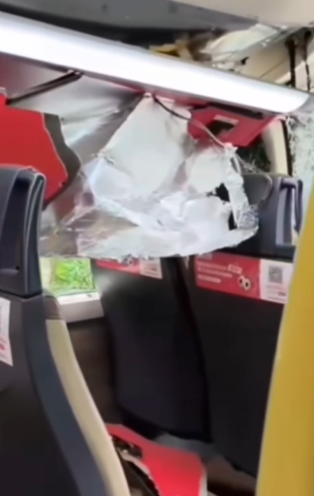 一輛路線289R九巴駛至西貢北潭路時,撞到一棵伸出馬路的樹椏。樹椏約4米長,插入上層左邊車廂,玻璃爆裂及車頂被劏開變形凹陷(影片截圖)