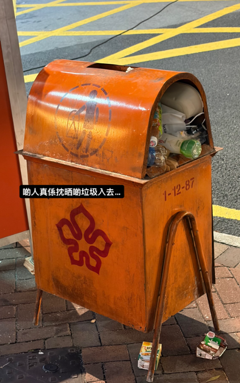《九龍城寨之終章》於尖東拍攝,劇組道具「市政局」垃圾桶疑被途人誤以為是真正公共設施塞滿垃圾。(jjjacky__jai@Threads)