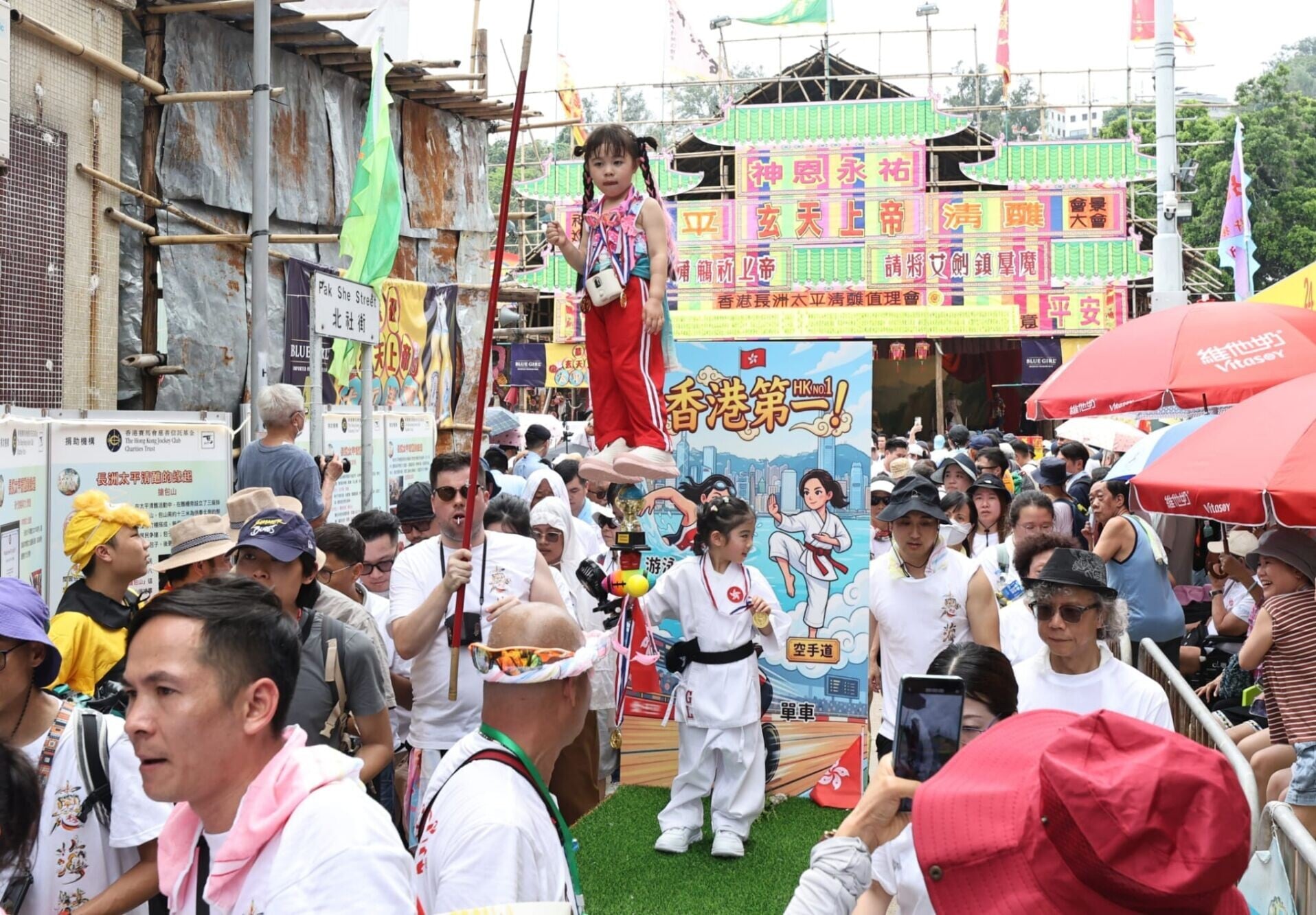 長洲飄色巡遊小朋友演法官