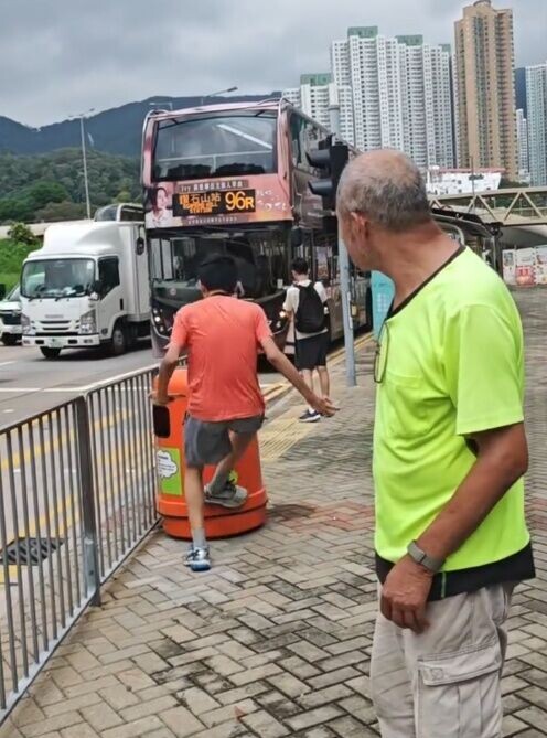 少年不斷用腳踢欄杆及垃圾桶。(Threads/ rich_bus_photography)