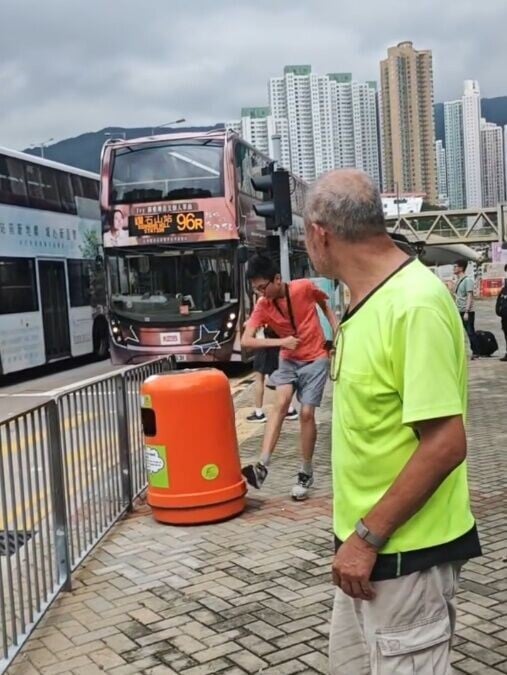 少年不斷用腳踢欄杆及垃圾桶。(Threads/ rich_bus_photography)