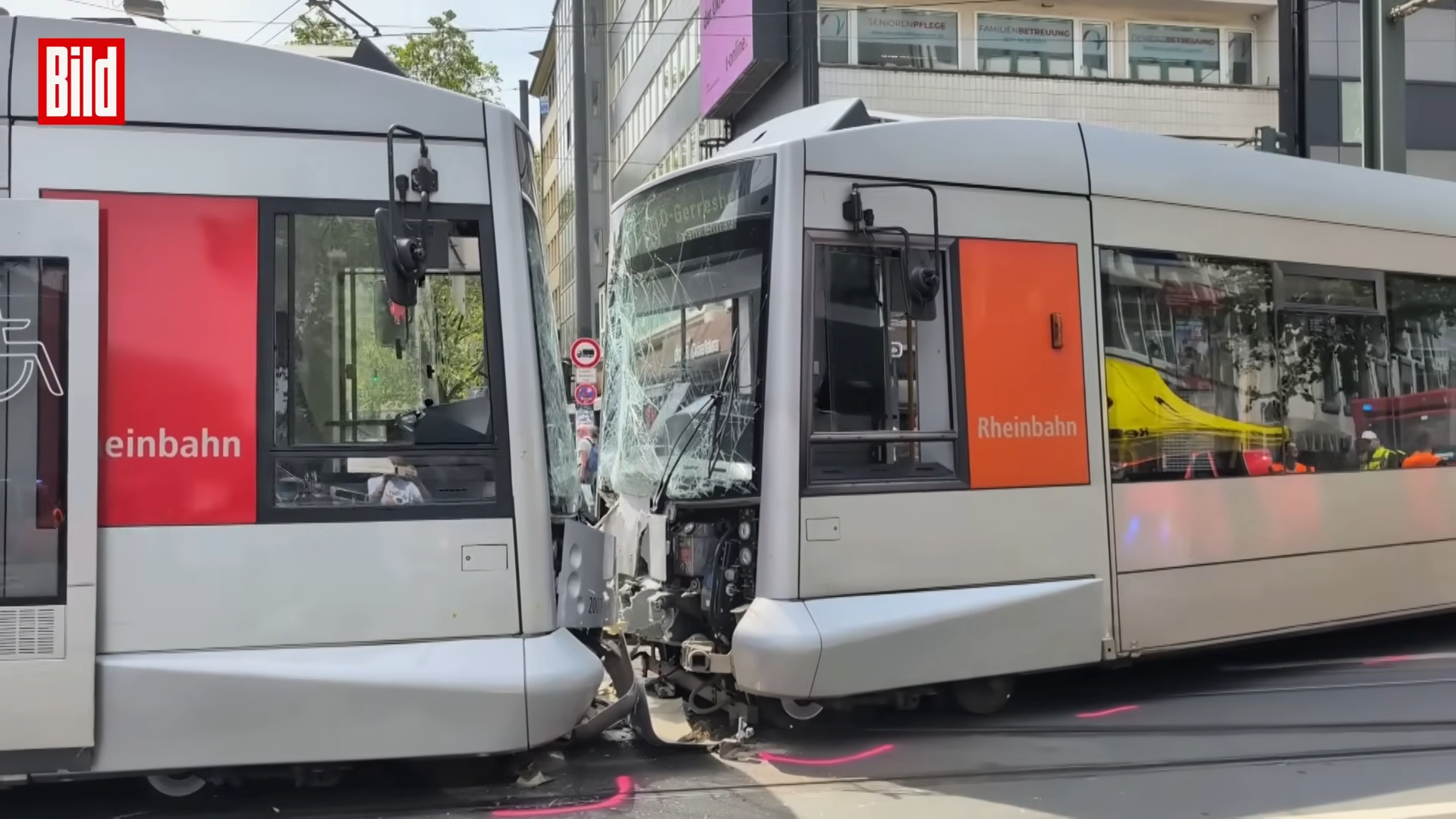Unfall in Düsseldorf Straßenbahnen krachen frontal zusammen ‒ 27 Verletzte 0 1 screenshot