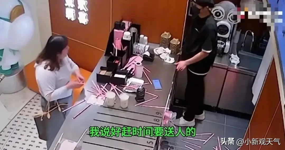 飲品店職員漏給2枝飲管,被客人大鬧時道歉卻被掟飲管