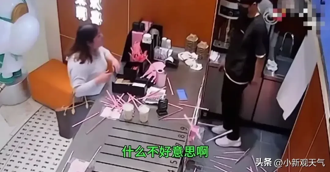 飲品店職員漏給2枝飲管,被客人大鬧