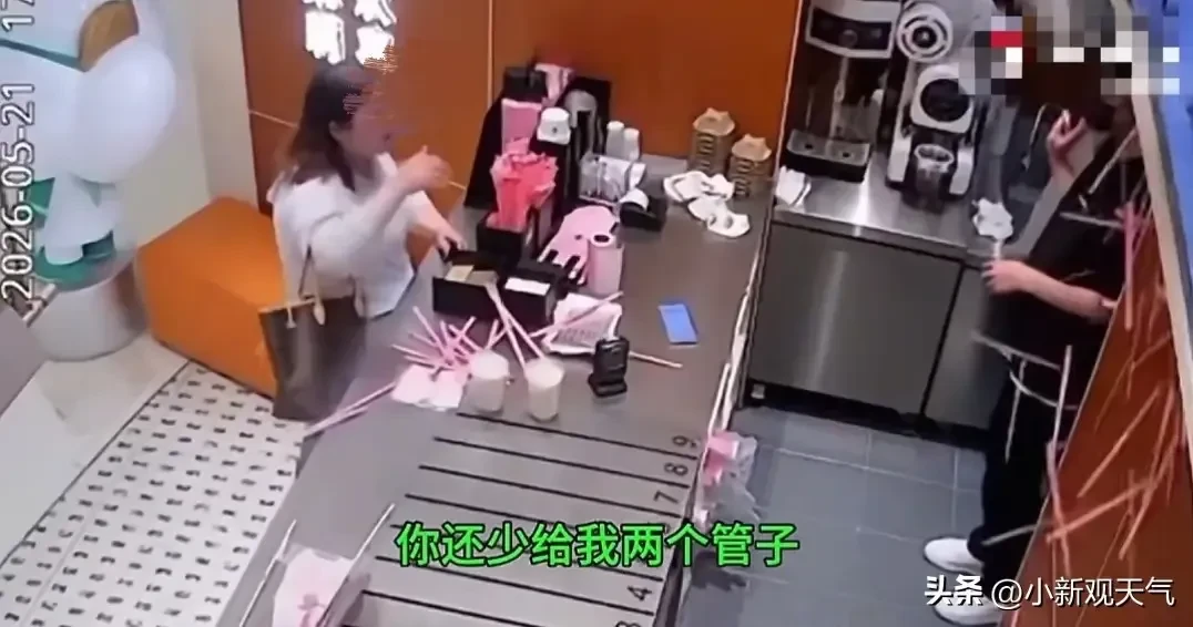 男店員不斷道歉難安撫女子,無奈退到牆角