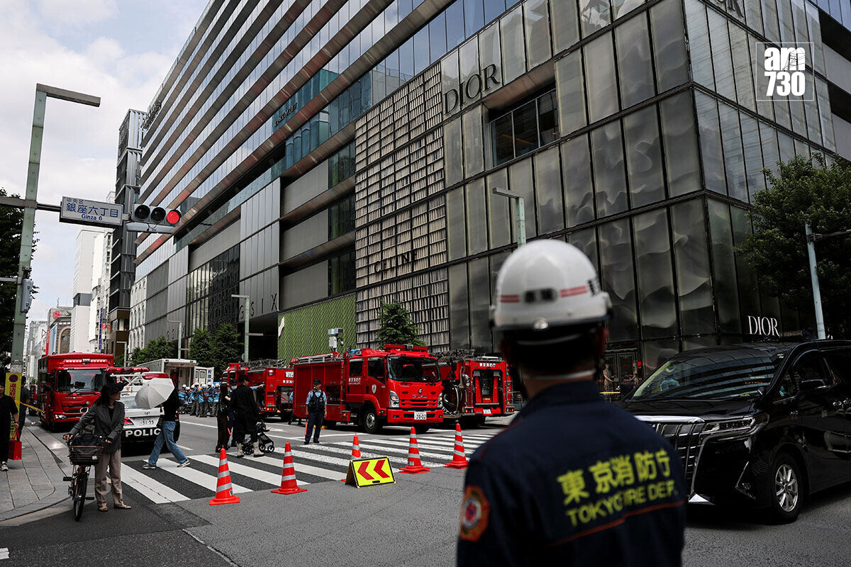 東京銀座商場GINZA SIX出現刺激氣味,大批救援人員趕抵現場處理。(路透社)