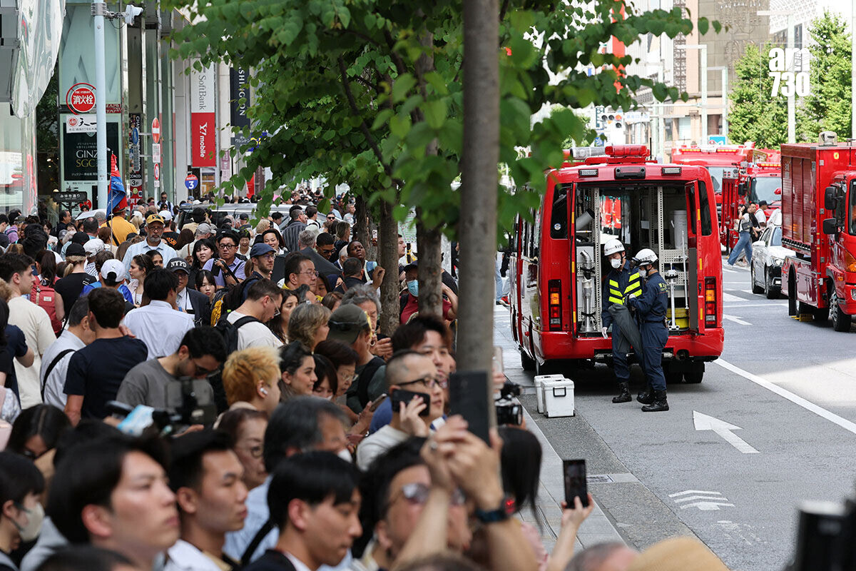 東京銀座商場GINZA SIX出現刺激氣味,大批救援人員趕抵現場處理。(路透社)