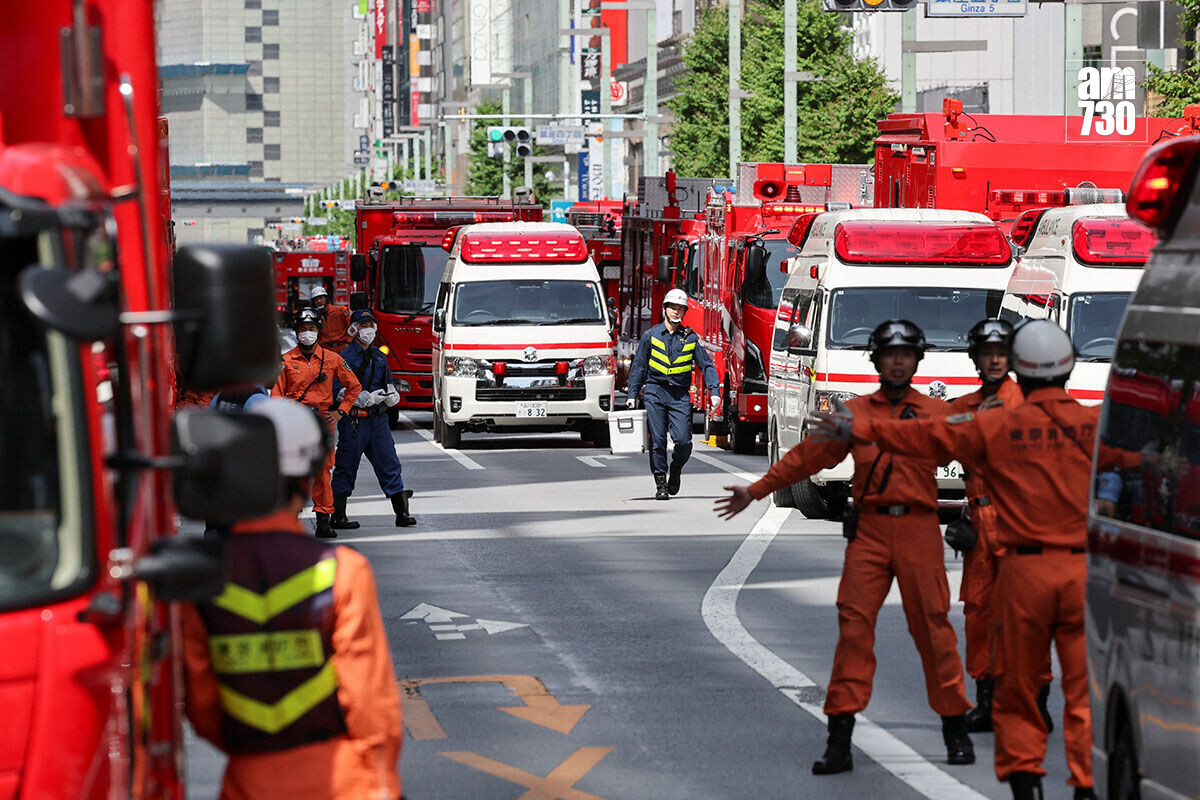東京銀座商場GINZA SIX出現刺激氣味,大批救援人員趕抵現場處理。(路透社)