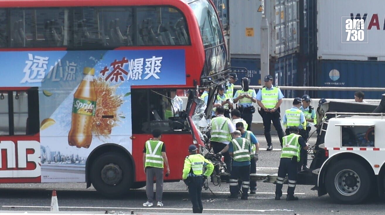 青葵公路九巴撼工程車，逾20人受傷。(林俊源攝)