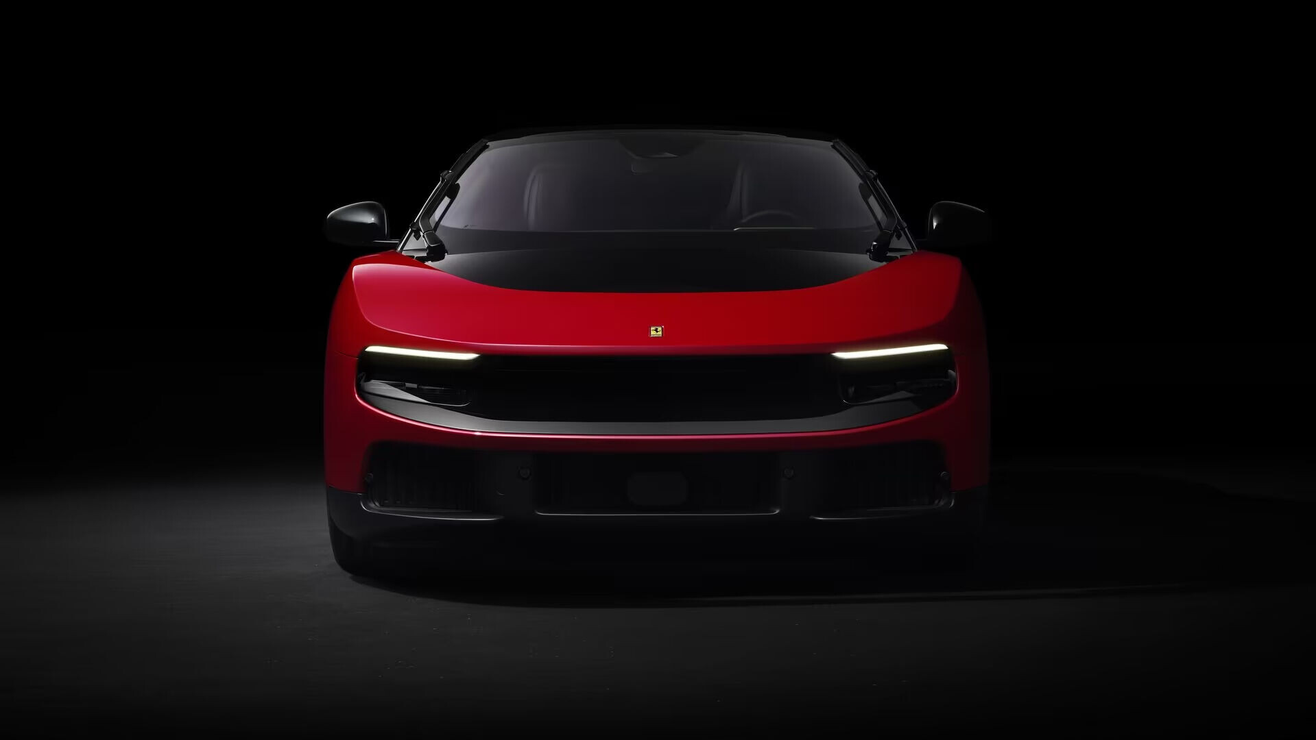Ferrari Luce採用極簡流線型車頭設計。