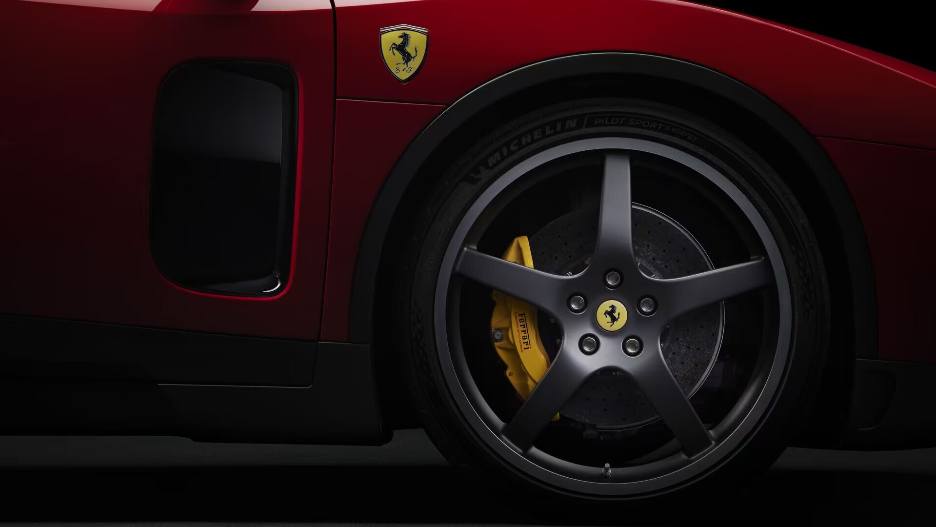 Ferrari Luce保持法拉利跑車運動感。