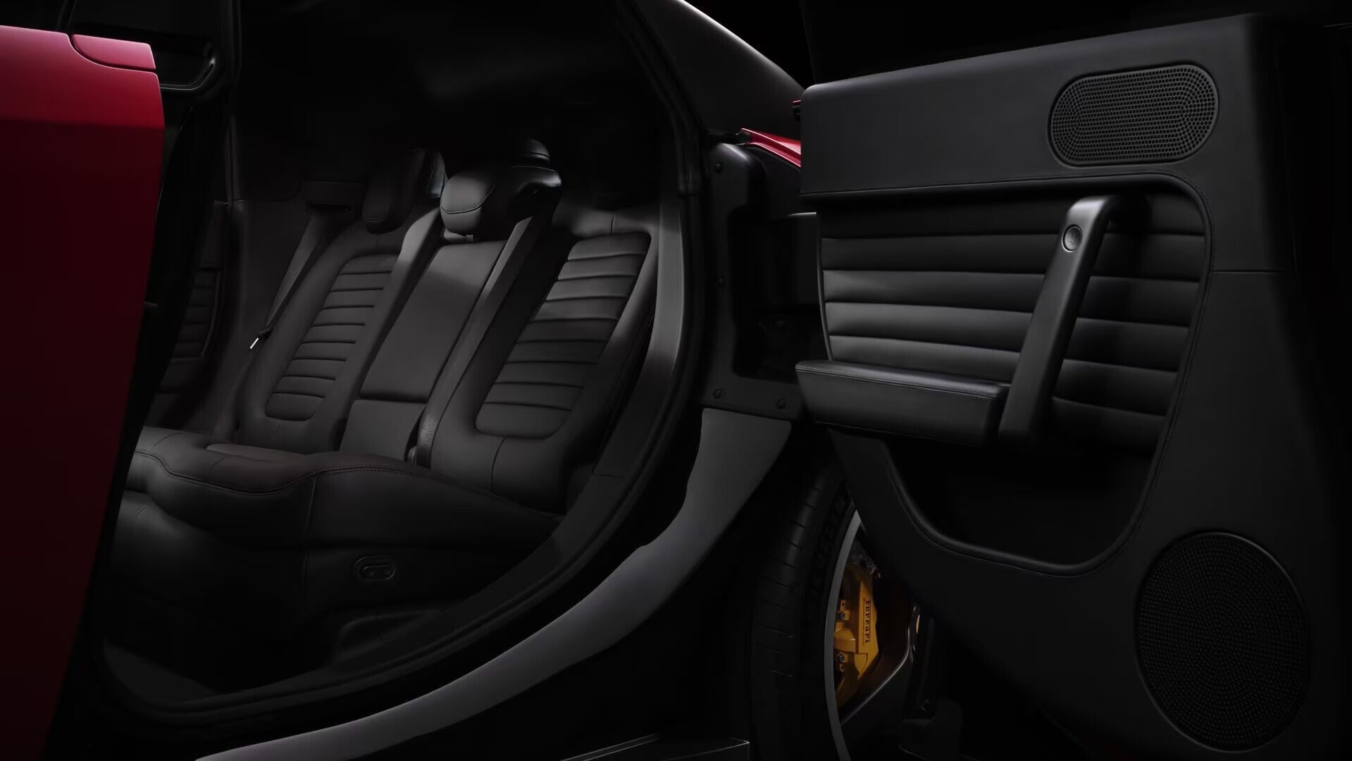 Ferrari Luce後座用對開式馬車門設計,更是5座車型。