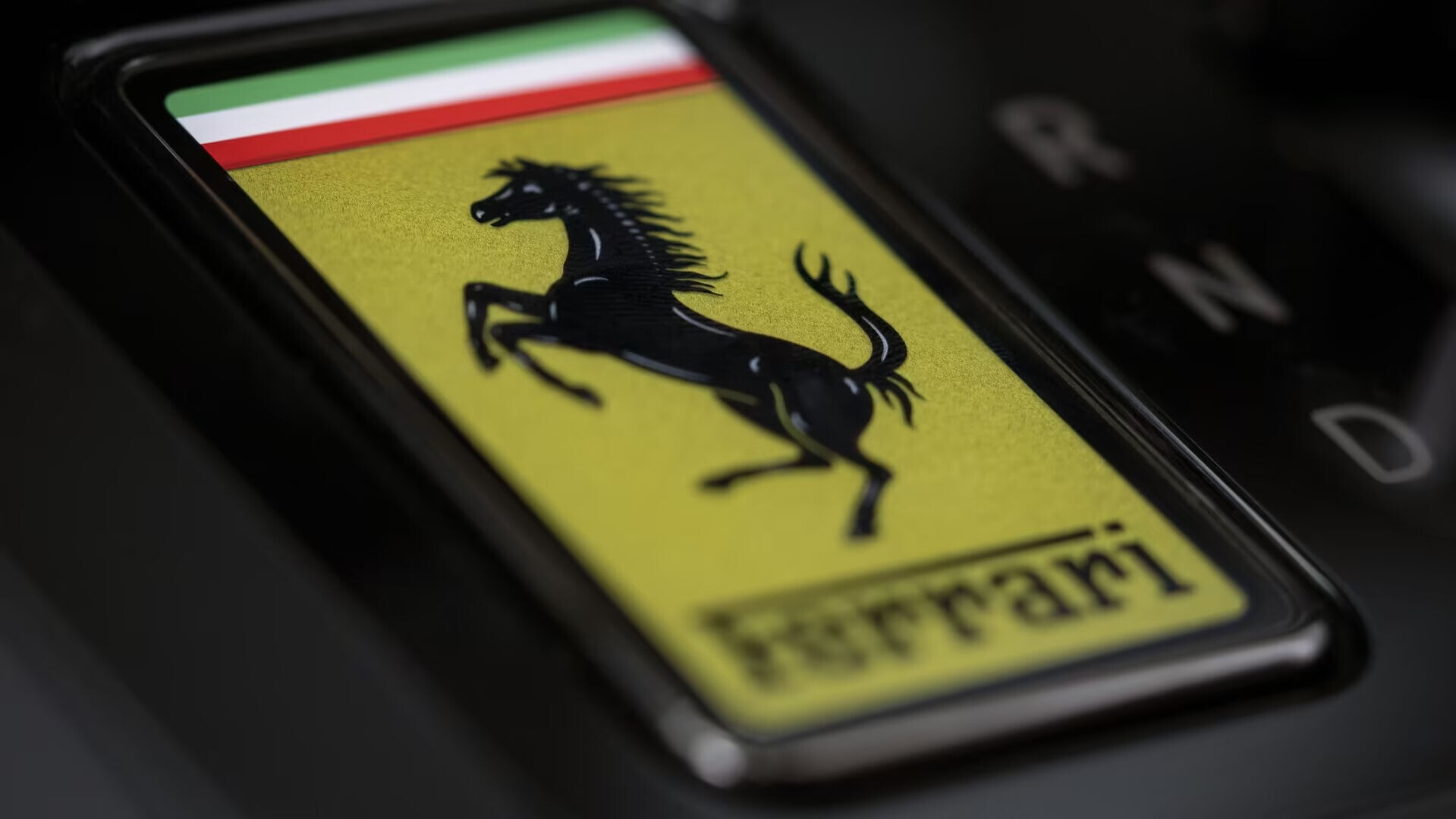 Ferrari Luce首次採用彩色E-Ink墨水屏鑰匙。