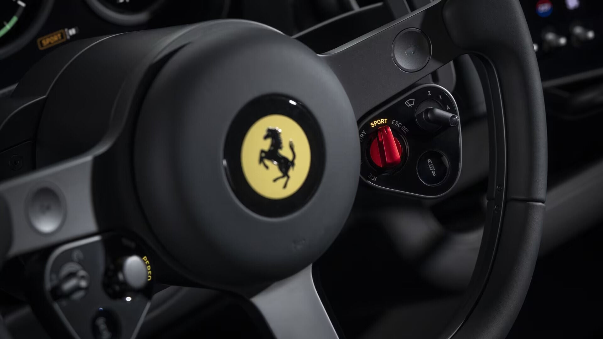 Ferrari Luce提供乾濕地及運動等不同駕駛模式。
