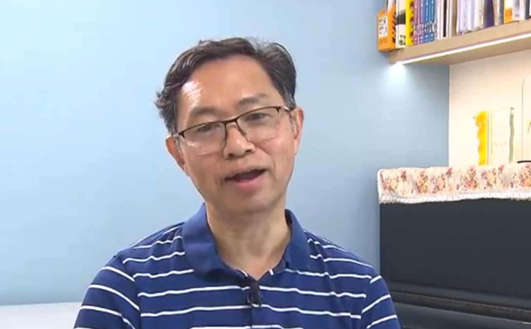 黎家盈的中六七班主任、荃灣公立何傳耀紀念中學前校長謝潤明透過電視直播見證她升空心情激動(無綫新聞畫面)