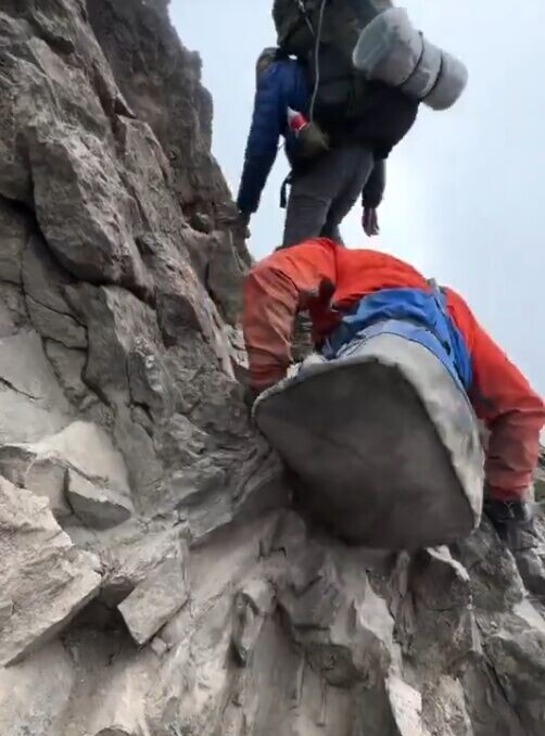 Nabiev沒裝義肢,僅靠雙手和冰斧爬山。(X)